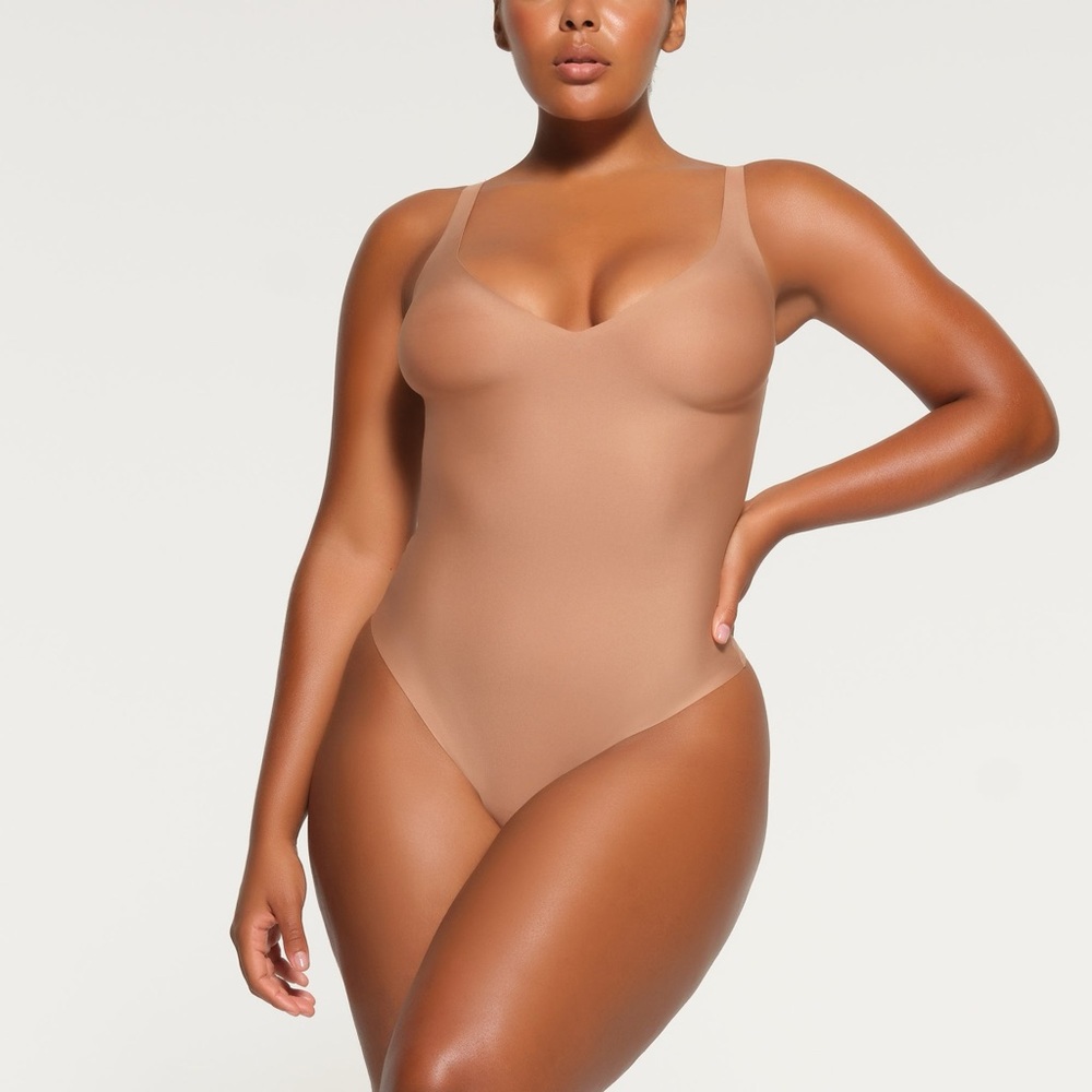 XS SKIMS UNLINED PLUNGE THONG BODYSUIT